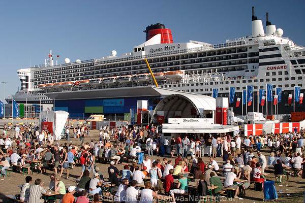 Hafenfest Partystimmung in Hafencity Kreuzfahrtterminal vor QueenMary2