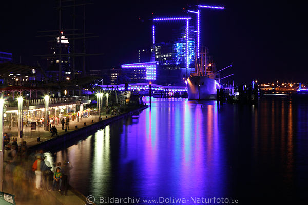 Cruise-Days Hamburg Hafen-Schiffe Krne in Blaulicht Nacht-Spiegelung in Wasser