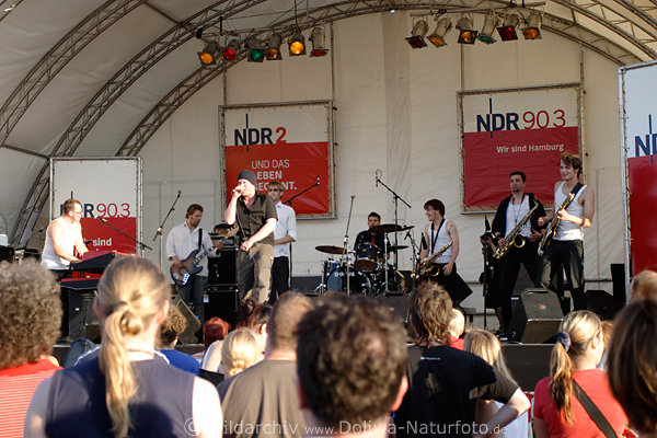 Musikgruppe Band auf NDR-Bhne in Konzert vor Zuschauer