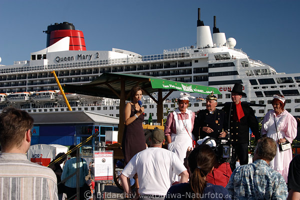 Cruise-Days Moderatorin Erinnerungsfoto vor Schiff QueenMary2 in Hafencity Hamburg