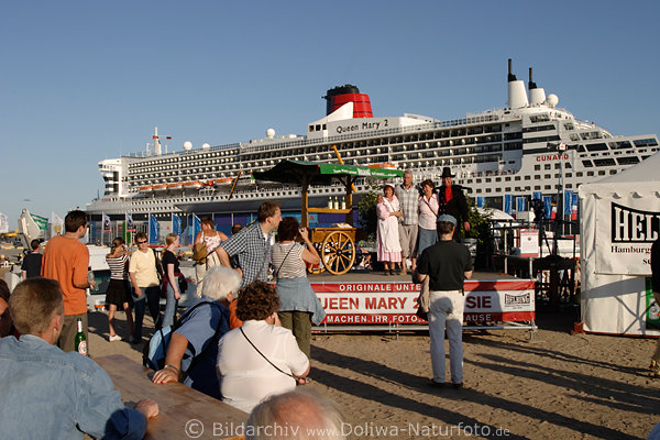 Cruise-Days Erinnerungsfoto Familien vor Queen-Mary-2 Schiff in Hafencity Hamburg