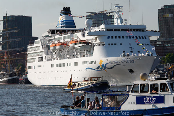 Delphin Voyager Kreuzfahrtschiff auf Elbe Seereise Ankunft in Hafen Hamburg