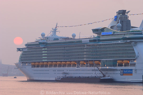 Freedom of the Seas vor Sonnenball Kreuzfahrt in Abendsonne