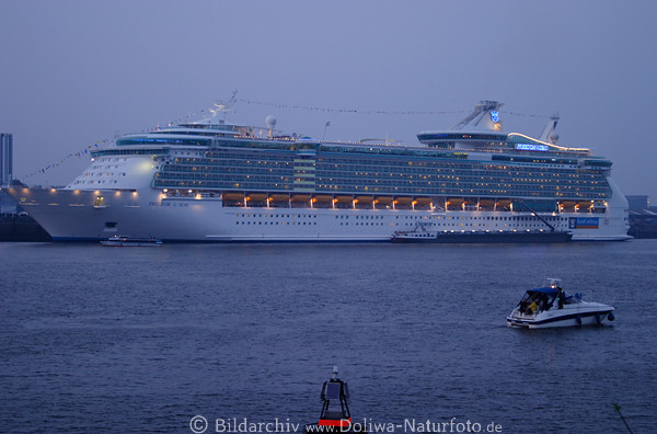 Kreuzfahrtschiff Freedom of the Seas volle Länge in Hafen Hamburg