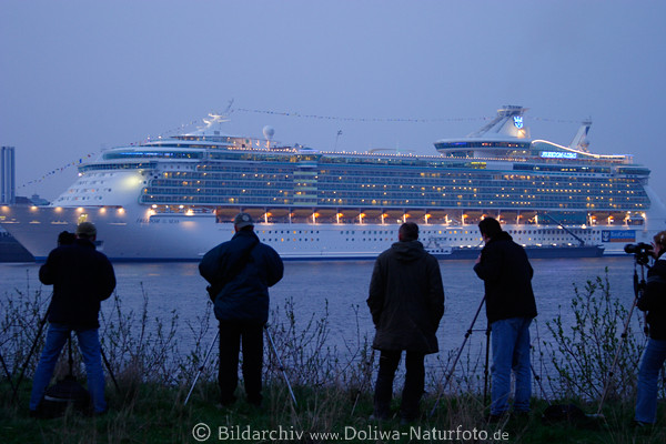 Luxusliner Freedom of the Seas Fotografen Reihe an Elbe begehrtes Fotomotiv