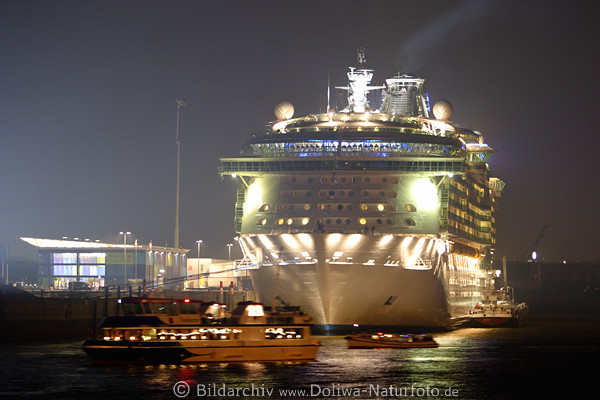 Kreuzfahrtschiff MS Freedom of the Seas Nachtlichter Abschiedsparty auf Elbe