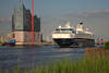 Mein Schiff 2 bei Elbphilharmonie Foto Kreuzfahrt in Hamburg Elblandschaft