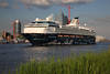 Mein Schiff 2 in Hamburg Elbwasser-Landschaft Kreuzfahrt von Hafencity Richtung Meer