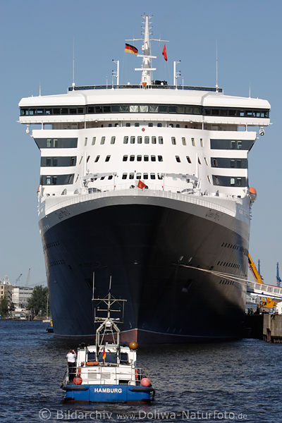 Kleiner Patrolboot unter Queen-Mary-2 Schiffsriese Steuerbr�cke Kreuzfahrt