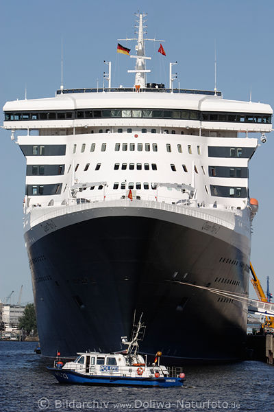 Queen-Mary-2 Reiseschiff ber Elbe-Polizeiboot
