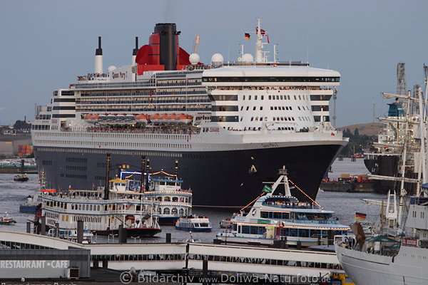 Queen-Mary-2 Eskorte auf Elbe Ausflugsschiffe bei Luxusliner