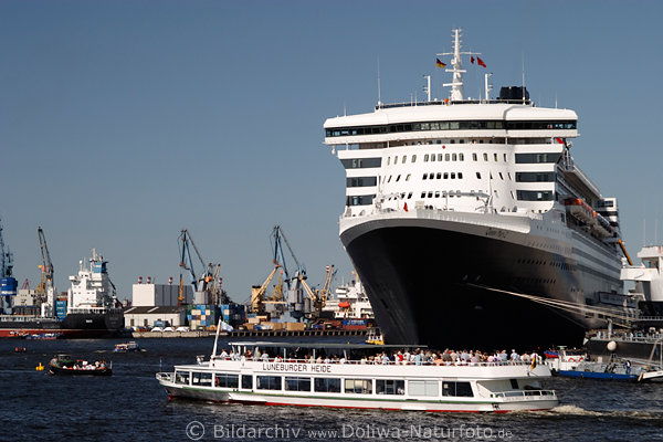 Barkassen Boote am QueenMary2 Kreuzfahrtschiff in Hamburg Hafen