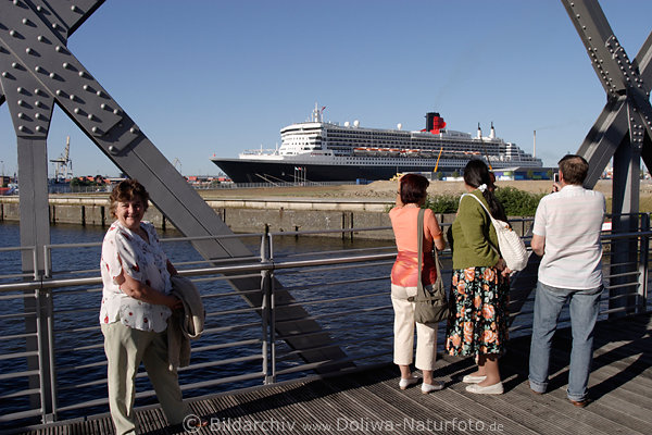 Touristen bestaunen Queen-Mary-2 bei Hafenbesuch in Hamburg