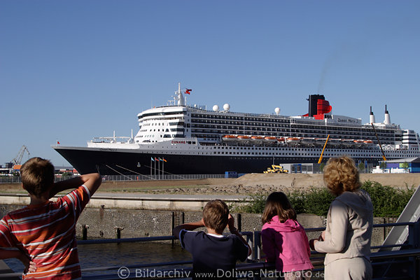 Queen-Mary-2 in Kinder-Sicht Fhrterminal Brcke Hafenbesuch