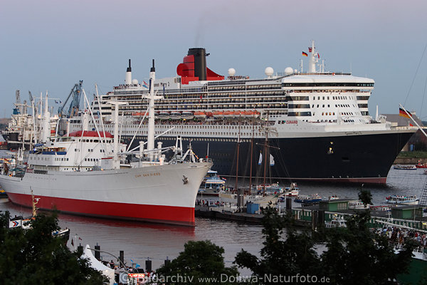 Queen-Mary-2 am Cap San Diego Museumschiff Gre-Verhltnis auf Elbe Landungsbrcken