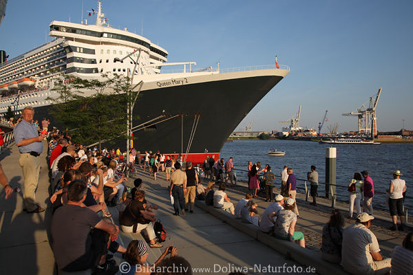 Kreuzfahrt-Fans an Elbe Terrassen bei Queen Mary 2 in Hamburg Hafencity Besuch