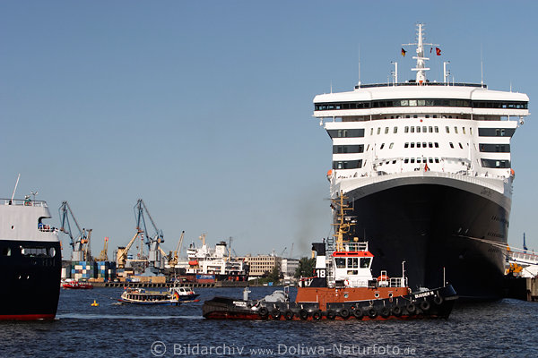 Anlegearbeit Schiffsverkehr in Elbe-Hafen Kreuzfahrtterminal Hamburg bei QueenMary2