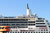 605430_ Schiffsdetail Foto von MS Queen Mary 2 Kreuzfahrtschiff Kamin, Fenster & Oberdeck mit Passagieren an Board