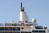 605433_Queen Mary 2 Oberdeck-Schiffskamin Foto mit Passagieren an Balkonen auf Kreuzfahrtriese