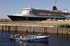 605454_Kreuzfahrer MS Queen Mary 2 am Magdeburger Kai Bild über Barkasse Boot Hafenrundfahrt