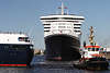 605506_Schlepper Manöver Bild im Hafen bei Kreuzfahrtschiffen Anlegearbeit am Kai vor Queen-Mary-2 am Fährterminal