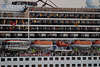 605717_Passagiere Kabinen an Schiffseite Queen Mary 2 Foto Kreuzfahrt-Reise auf Meer in Kajuten mit Balkon