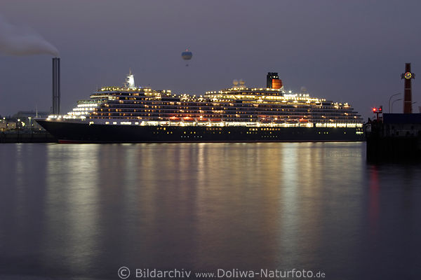 Queen-Victoria Traumschiff Panorama in Elbe-Wasser Fhrterminal Hamburg
