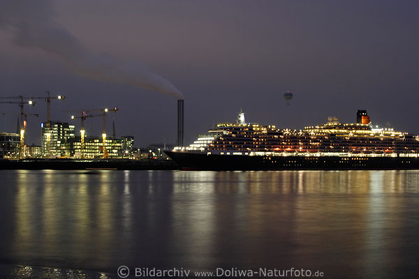 Kreuzfahrt Luxusschiff Queen-Victoria Nachtlichter in Hamburg Cruise-Center Grasbrookhafen
