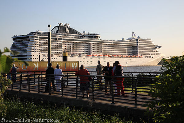 Kreuzfahrtschiff Spendida in Hamburg Schulau Elbe Wedel-Brücke Willkommen-Höft