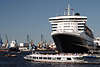 Barkassen Bootsfahrt Ausflug zum Kreuzfahrtschiff Queen Mary 2 im Hamburger Hafenbild