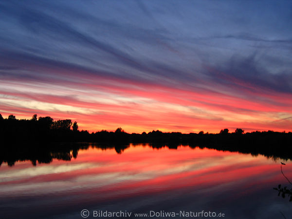 Rotblauer Himmel & Wolken Stimmung ber See Wasser vor Sonnenaufgang bei Morgendmmerung