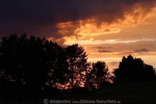 Glhender Himmel bedrohlich in Abenddmmerung Naturfoto Wolkenstimmung