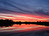 Rotblauer Himmel Wolken Stimmung über See Wasser vor Sonnenaufgang bei Morgendämmerung