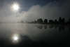 Nebel & Sonne unheimlich über See  & Bäume Spiegelung im Wasser