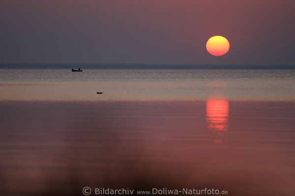 Sonnenkugel rot-orange Wasser Naturstimmung