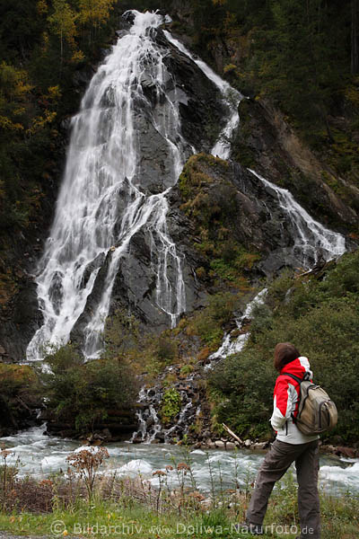Wasserfall Flussarme Frau am Bergbach