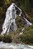 Schleierfall Foto Bergbach Wasserfall stürzendes Wildwasser auf Felsen über Flussbett
