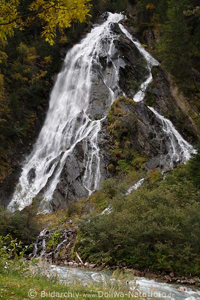 Wasserfall tosende Wassermassen senkrechter Wassersturz Fluss fliessendes Nass