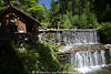 Gnopnitz-Wasserfall Foto Bachkaskaden Bild bei Holzhütte senkrechte Steilstufen im Grünwald