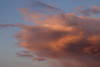 Rotwolke am Abendhimmel in Wind zerzaust Stimmungsbild windige Gewitterwolke