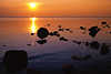 3604_ Sonne über stille Seetafel, Steine & Schwäne in orange-roter Romantik Stimmung am Wasser