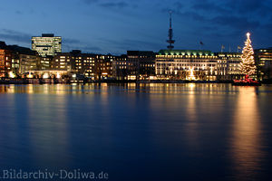 512385_ schner Hamburg an Binnenalster in Weihnachtszeit, City Lichter in blauer Stunde