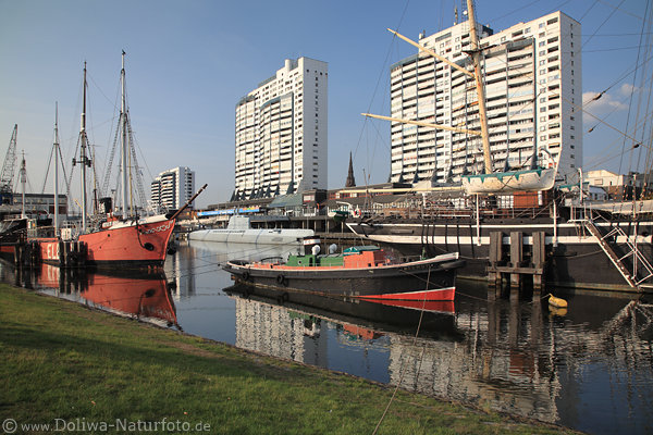 Museumshafen Panorama Foto Bremerhaven historische Schiffe Wasser U-Boot vor Hochhuser