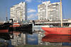 Bremerhaven Museumshafen Schiffe in Wasser vor Hochhuser Architektur Farbdesign