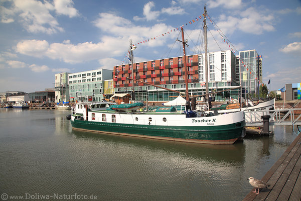 Fischereihafen Wasserbecken Schiffe am Ufer mit Mwe in Bremerhaven