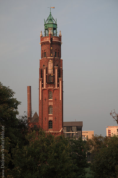 Bremerhaven Oberfeuer Leuchtturm Backsteingotik in Abendlicht Foto nah Schleuse Neuer Hafen