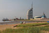 Nordseestrand Bremerhaven Weserufer Leuchttürme Watt Wasser Foto mit Atlantic Hotel Pyramide