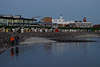 701224_Bsum Meer-Spaziergang Foto: Paar am Wasser Nordseekste, Strandhotel  Leuchtturm Nachtlichter