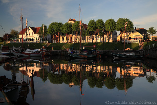 Carolinensiel Hafen-Ost Harle-Deich Huser in Abendstimmung Bild Caf Restaurant Gste-Terrasse