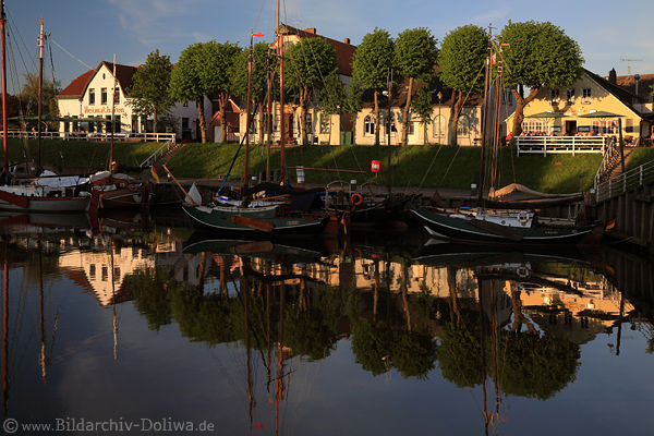 Museumsboote Hafen Carolinensiel Ostseite Abendstimmung Bild von Harle-Deich Caf Huser
